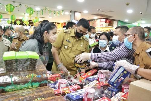 Jelang Hari Raya Idul Fitri 1442H, Wali Kota Medan Bersama Ketua TP PKK Kota Medan Tinjau Bahan Pangan di Pusat Perbelanjaan Berastagi Supermarket